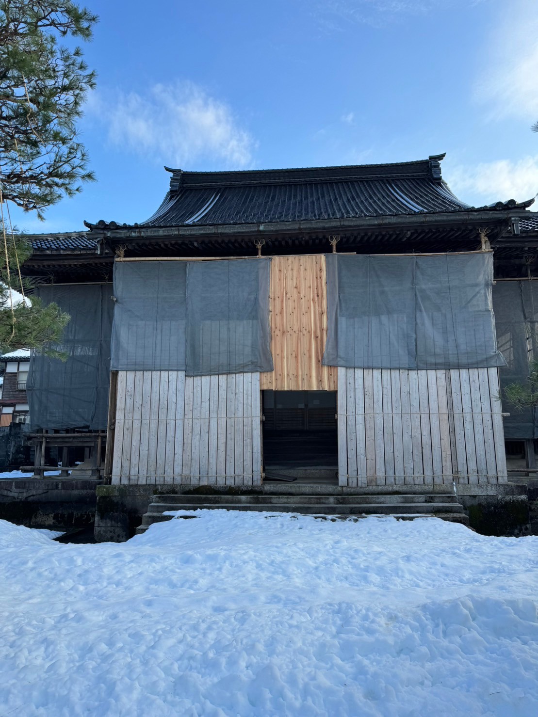 お寺の雪囲い